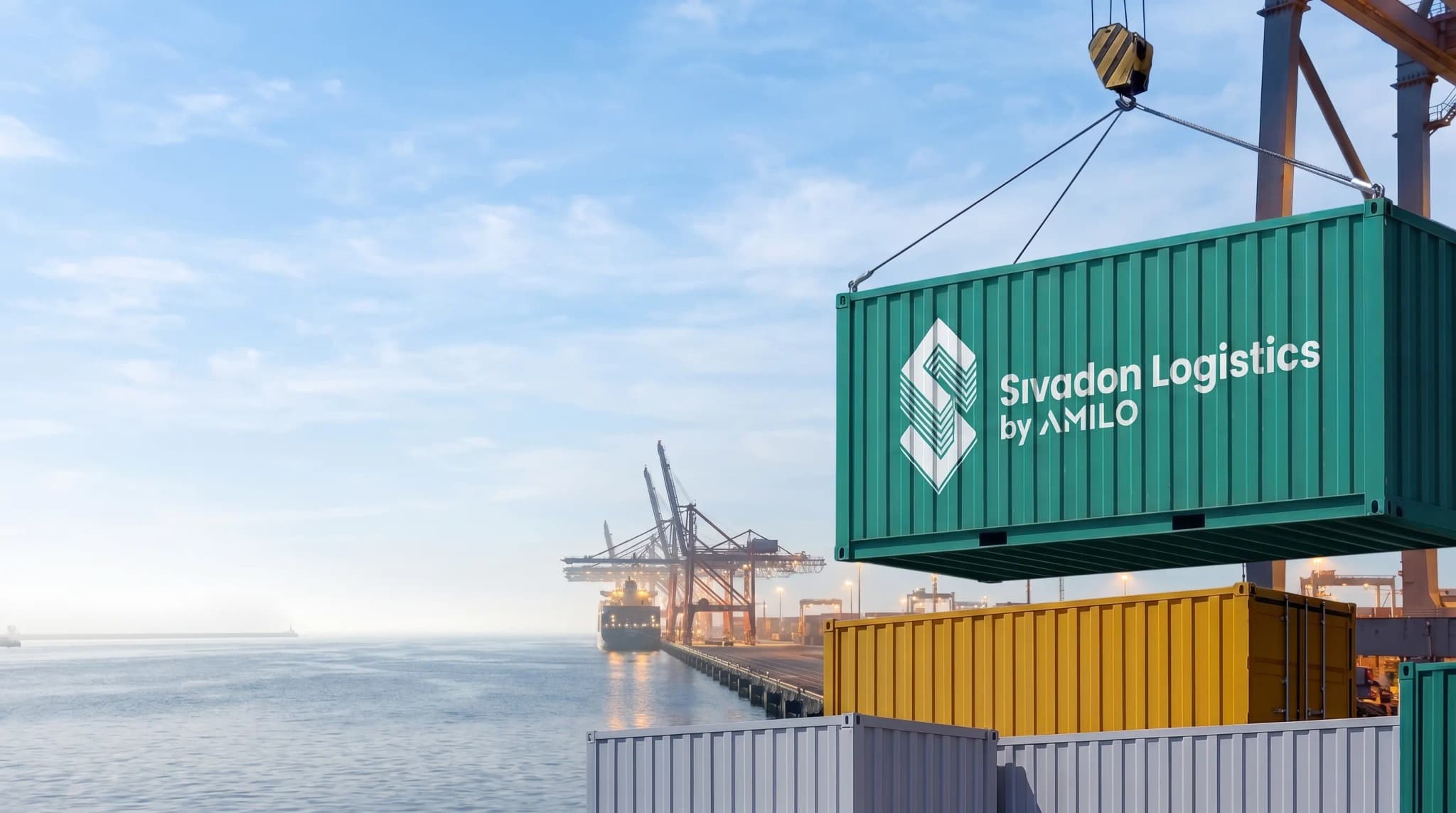 海港起重机正在吊起Sivadon Logistics by Amilo集装箱